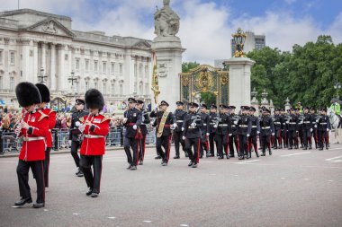 Londra, Birleşik Krallık - 25 Haziran 2017: Buckingham Sarayı önünde düzenlenen geleneksel Muhafız Değişimi töreninde İngiliz Kraliyet Muhafızları. Kırmızı üniformalı ve sembolik ayı postlu kraliyet muhafızları.