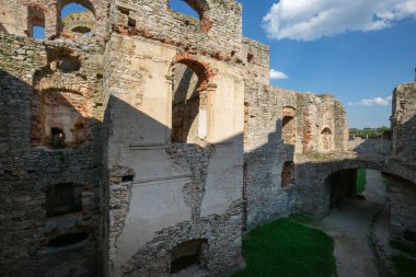 Ujazd, Polonya - 10 Temmuz 2020: 17. yüzyıldan kalma Krzyztopor kalesi harabeleri, İtalya tarzı Fortezza sarayı, devasa ortaçağ kalesinin duvarları harap oldu. Polonya Tarihi Anıtı olarak listelenmiştir.