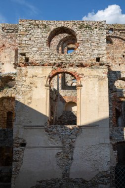 Ujazd, Polonya - 10 Temmuz 2020: 17. yüzyıl Krzyztopor kalesinin kalıntıları, İtalyan tarzı bir saray. Polonyalı asilzade ve Sandomierz 'li Voyvode, Krzysztof Ossolinski tarafından inşa edilmiştir.