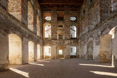 Ujazd, Polonya - 10 Temmuz 2020: 17. yüzyıl Krzyztopor şatosunun kalıntıları, İtalyan tarzı fortezza sarayı, görkemli odaların kalıntıları. Polonyalı asilzade ve Voivode of Sandomierz tarafından inşa edildi.