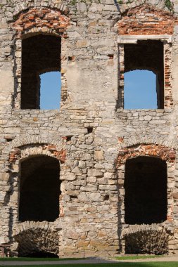 Ujazd, Polonya - 10 Temmuz 2020: 17. yüzyıldan kalma Krzyztopor kalesi harabeleri, İtalya tarzı Fortezza sarayı, devasa ortaçağ kalesinin duvarları harap oldu. Polonya Tarihi Anıtı olarak listelenmiştir.