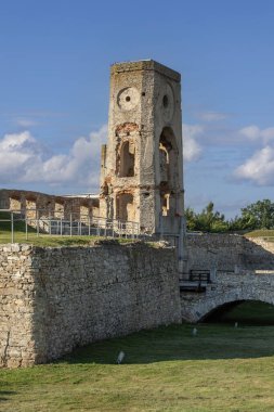 Ujazd, Polonya - 10 Temmuz 2020: 17. yüzyıl Krzyztopor şatosunun kalıntıları, İtalya tarzı bir saray, ana kapı ve hendek. Polonyalı asilzade ve Voivode of Sandomierz tarafından inşa edildi.