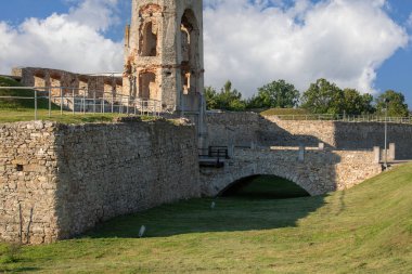Ujazd, Polonya - 10 Temmuz 2020: 17. yüzyıl Krzyztopor şatosunun kalıntıları, İtalya tarzı bir saray, ana kapı ve hendek. Polonyalı asilzade ve Voivode of Sandomierz tarafından inşa edildi.
