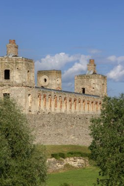 Ujazd, Polonya - 10 Temmuz 2020: 17. yüzyıl Krzyztopor şatosunun kalıntıları, İtalyan stili Fortezza sarayı, eski ihtişamın görünür izleri. Polonyalı asilzade ve Voivode of Sandomierz tarafından inşa edildi.
