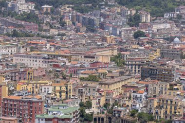 Napoli, İtalya - 27 Haziran 2021: Castel Sant 'Elmo' dan görülen renkli yoğun şehir manzarası, ilerici kentleşme,