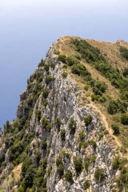 İtalya Capri Adası 'ndaki Tyrhenian Denizi' nin mavi suyu ve adanın kayalık kıyıları Anacapri 'deki gözlem noktasından görüntüle