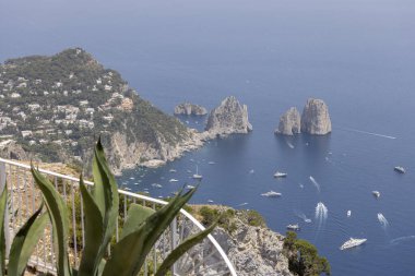 Faraglioni, İtalya 'nın Capri adasının dışındaki Napoli Körfezi' ndeki üç küçük kayalık adanın Monte Solaro 'dan havadan görüntüsü. Dalgaların aşındırdığı ünlü bir kıyı kayası oluşumu. Tyrhenian Denizi 'nin resimli kayalık kıyıları