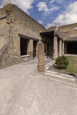 Herculaneum, Campania, İtalya - 29 Haziran 2021: Vezüv volkanı, Kara Salon (Casa del Salone Nero), Ercolano Arkeoloji Parkı 'nın patlamasıyla yıkılan antik Roma şehri kalıntıları