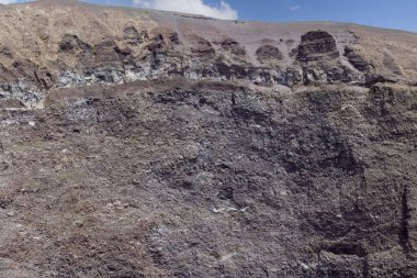 İtalya 'daki Vezüv Dağı volkan kraterinin içi. Napoli Körfezi üzerinde, Campania 'da, Napoli' ye yaklaşık 9 km uzaklıkta yer almaktadır.