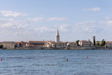 Porec, Hırvatistan, Istria - 25 Eylül 2023: Bizans mimarisi Euphrasian Basilica 'nın çan kulesine sahip Nikole Tesle Caddesi' nden görüntü