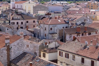 Porec, Hırvatistan, Istria - 25 Eylül 2023: Şehrin Euphrasian Bazilikası 'nın çan kulesinden hava manzarası ve seramik çatı fayansları olan binalar, Akdeniz ülkelerinin tipik özellikleri