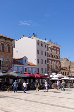 Porec, Hırvatistan, Istria - 25 Eylül 2023: Eski Kentin en büyük ve en popüler meydanı olan Özgürlük Meydanı 'ndaki İnsanlar (Trg Slobode)