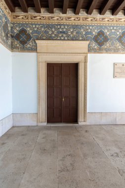 Porec, Hırvatistan, Istria - 25 Eylül 2023: Mareşal Tito caddesindeki Porec Town binasının ana girişi