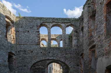 Ujazd, Polonya - 10 Temmuz 2020: 17. yüzyıldan kalma Krzyztopor kalesi harabeleri, İtalya tarzı Fortezza sarayı, devasa ortaçağ kalesinin duvarları harap oldu. Polonya Tarihi Anıtı olarak listelenmiştir.