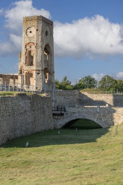 Ujazd, Polonya - 10 Temmuz 2020: 17. yüzyıl Krzyztopor şatosunun kalıntıları, İtalya tarzı bir saray, ana kapı ve hendek. Polonyalı asilzade ve Voivode of Sandomierz tarafından inşa edildi.