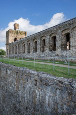Ujazd, Polonya - 10 Temmuz 2020: 17. yüzyıl Krzyztopor şatosunun kalıntıları, İtalyan tarzı Fortezza sarayı, sarayı çevreleyen tuğla duvar. Kale Polonya Tarihi Anıtı olarak listelendi