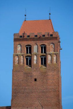 Kwidzyn, Polonya - 25 Haziran 2020: 13. yüzyıl ortaçağ katedrali ve kale kompleksi Kwidzyn Şatosu 'nun çan kulesi, muazzam kırmızı tuğlalı gotik Alman kalesi