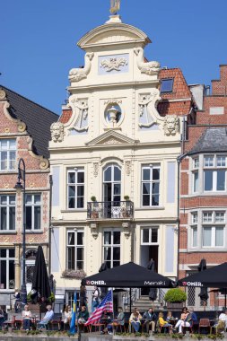 Gent, Belçika - 19 Mayıs 2023: Lys nehri kıyısındaki Graslei rıhtımından (Leie) görüntüler. Renkli pansiyonlar ve demirli turist tekneleri.