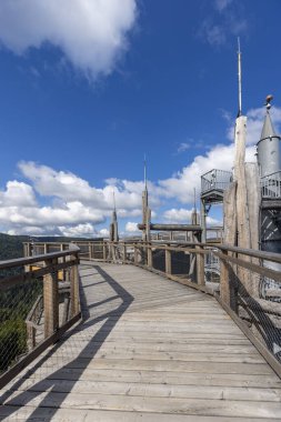 Ağaç tepelerinde bulunan Slotwiny Arena kayak istasyonunun tepesindeki ahşap gözetleme kulesinde teras manzarası, dağ zirvelerinin güzel manzarası, Krynica Zdroj, Beskid Dağları, Slotwiny, Polonya