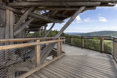 Ağaç tepelerinde bulunan Slotwiny Arena kayak istasyonunun tepesinde bulunan ahşap gözlem kulesi, güzel dağ zirveleri manzarası, Krynica Zdroj, Beskid Dağları, Slotwiny, Polonya