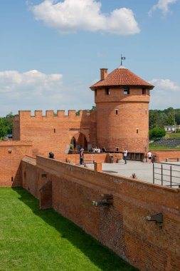 Malbork, Polonya - 25 Haziran 2020: 13. yüzyıl Malbork Kalesi, Nogat Nehri 'ndeki ortaçağ Töton kalesi. UNESCO Dünya Mirası Bölgesi, dünyanın en büyük şatosudur.