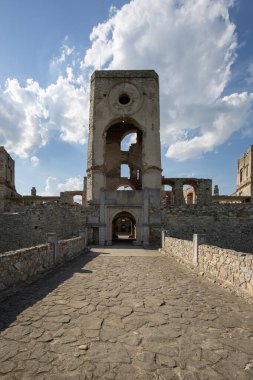 Ujazd, Polonya - 10 Temmuz 2020: 17. yüzyıl Krzyztopor kalesinin kalıntıları, İtalya tarzı bir saray, Fortezza, ana kapı. Polonyalı asilzade ve Sandomierz 'li Voyvode, Krzysztof Ossolinski tarafından inşa edilmiştir.