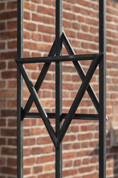 Звезда Давида на металлическом заборе старой синагоги в Кракове, Польша — стоковое фото