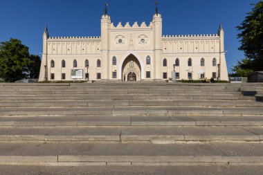 Lublin, Polonya - 23 Mayıs 2022: Lublin Kalesi cephesi, binanın neo-gotik bölümünün ana giriş kapısı. Polonya 'nın en eski korunmuş kraliyet konutlarından biridir.