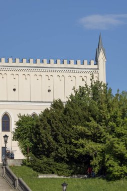 Lublin, Polonya - 23 Mayıs 2022: Lublin Kalesi, binanın neo-gotik bölümünün ana giriş kapısı ile ön cephe. Polonya 'nın en eski korunmuş kraliyet konutlarından biridir.