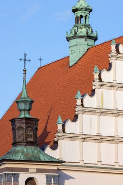 Lublin, Polonya - 23 Mayıs 2022: Dominikli Babalar Manastırı 'nın Pazar Meydanı' ndan geç bir rönesans ile görüntüleme