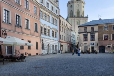 Lublin, Polonya - 23 Mayıs 2022: Trinitarian Tower, ana meydandan görüş. Kule, Eski Şehir ve Katedral Meydanı 'na bakan aynı tasarıma sahip iki cepheye sahiptir..