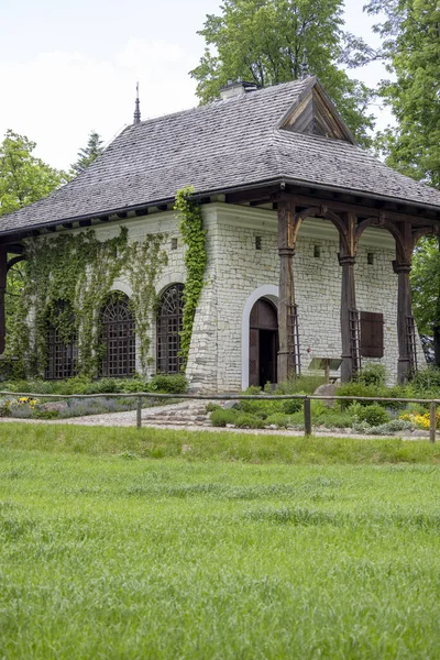 Lublin, Polonya - 23 Mayıs 2022: Lublin Açık Hava Köyü Müzesi 'nde eski Lublin Eyaleti' nin mimari ve etnografik eserleri sergilenmektedir. Temsilci resepsiyon binası