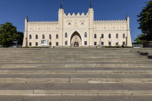 Lublin, Polonya - 23 Mayıs 2022: Lublin Kalesi cephesi, binanın neo-gotik bölümünün ana giriş kapısı. Polonya 'nın en eski korunmuş kraliyet konutlarından biridir.