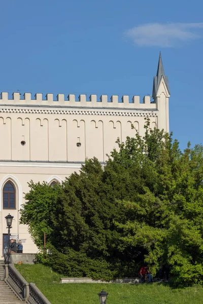 Lublin, Polonya - 23 Mayıs 2022: Lublin Kalesi, binanın neo-gotik bölümünün ana giriş kapısı ile ön cephe. Polonya 'nın en eski korunmuş kraliyet konutlarından biridir.