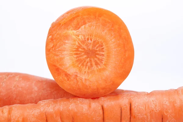 Carota di taglio su sfondo bianco, primo piano — Foto Stock