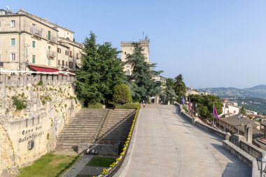 San Marino, San Marino şehri - 10 Haziran 2025: Cava dei Balestrieri (Crossbowmens Quarry) ve Via Eugippo caddelerinin manzarası