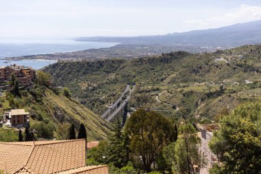 Saracen yolu, Castelmola, Taormina, Sicilya, İtalya 'dan İyon Denizi Körfezi' nin havadan görünüşü. A18 Messina Yolu - Catania karayolu viyadük