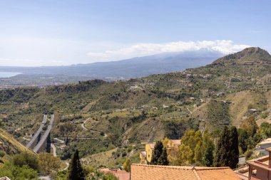 Saracen yolu, Castelmola, Taormina, Sicilya, İtalya 'dan İyon Denizi Körfezi' nin havadan görünüşü. A18 Messina Yolu - Catania karayolu viyadük ve Etna Dağı