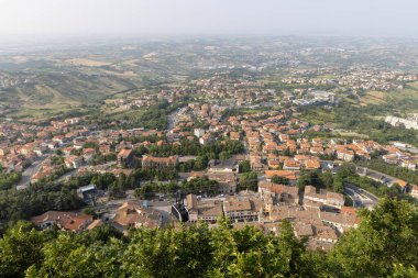 San Marino, San Marino Şehri - 10 Haziran 2025: Tepeden Borgo Maggiore 'a San Marino Cablecar Sistemi' nin Monte Titano 'sundan hava manzarası