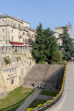 San Marino, San Marino şehri - 10 Haziran 2025: Cava dei Balestrieri (Crossbowmens Quarry) ve Via Eugippo caddelerinin manzarası