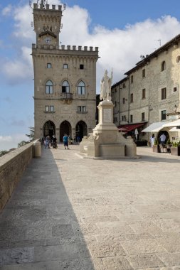 San Marino, San Marino - 10 Haziran 2025: Devlet Sarayı (Palazzo Pubblico) ve Özgürlük Heykeli (Statua della Liberta) ile Özgürlük Meydanı (Piazza della Liberta))