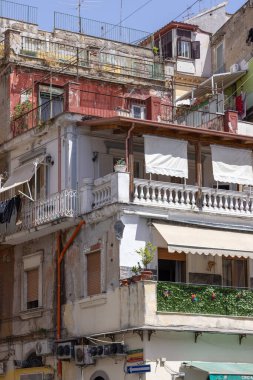 Napoli, İtalya - 27 Haziran 2021: Yıpranmış duvarları, balkonları, bitkileri ve kentsel detayları otantik Akdeniz sokak yaşamını gösteren eski Napoli binası
