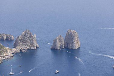 Faraglioni, İtalya 'nın Capri adasındaki Napoli Körfezi' ndeki üç küçük kayalık adanın havadan görünüşü. Dalgaların aşındırdığı ünlü bir kıyı kayası oluşumu.