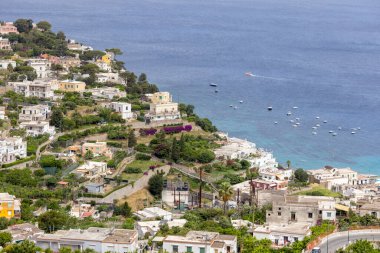 Capri Adası, İtalya - 28 Haziran 2021: Umberto I Meydanı (La Piazzetta) ve Tyrhenian Denizi kıyısındaki terastan görüş