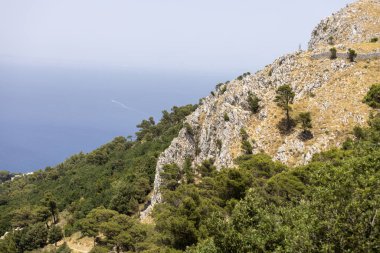 Monte Solaro 'nun tepesinden, adanın kayalık kıyılarının Anacapri' sine ve Tyrhenian Denizi 'nin mavi suyuna, Capri Adası' na ve İtalya 'ya güzel bir gözlem noktası.
