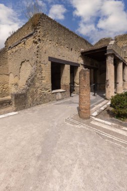 Herculaneum, Campania, İtalya - 29 Haziran 2021: Vezüv volkanı, Kara Salon (Casa del Salone Nero), Ercolano Arkeoloji Parkı 'nın patlamasıyla yıkılan antik Roma şehri kalıntıları