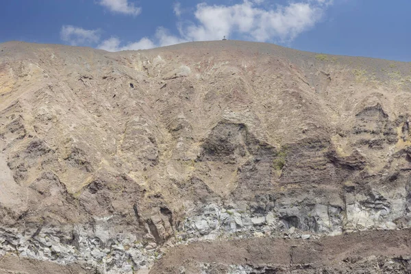 İtalya 'daki Vezüv Dağı volkan kraterinin içi. Napoli Körfezi üzerinde, Campania 'da, Napoli' ye yaklaşık 9 km uzaklıkta yer almaktadır.