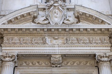 Loreto, İtalya - 11 Haziran 2025: Kutsal Ev 'in geç dönem gotik Bazilikası (Bazilika della Santa Casa). Kutsal Ev Mabedi, İtalya 'daki en büyük Katolik hac yeridir.