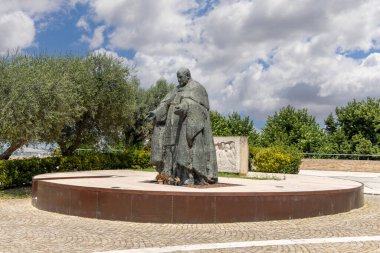 Loreto, İtalya - 11 Haziran 2025: İkinci Vatikan Konseyi, XIII. Piazza Giovanni Piazza 'dan kısa bir süre önce, 1962 yılında Kutsal Ev' e yaptığı hac ibadeti anısına Papa XIII.