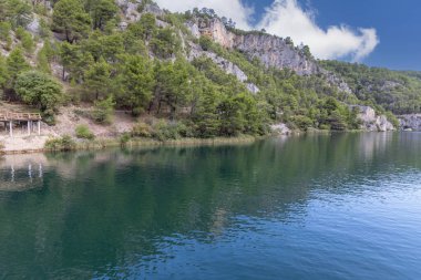 Hırvatistan 'ın verimli ormanları ve mavi sularıyla çevrili Skradin' den Krka Nehri 'ne, Skradinski Buk şelalesiyle Krka Ulusal Parkı' na huzurlu bir yolculuk